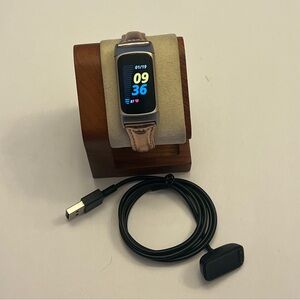 Fitbit Charge 5 (Gold/ Metalic Band, tested, Charger)